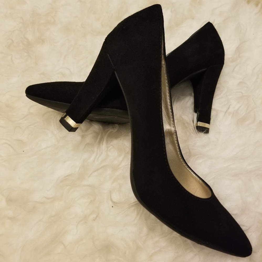 Anne Klein black suede pumps